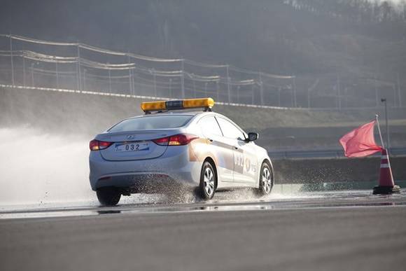 ▲ 빗길 급제동.ⓒ교통안전공단