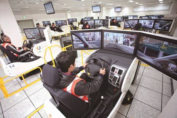 ▲ 운전시뮬레이터를 이용한 가상운전 체험.ⓒ교통안전공단