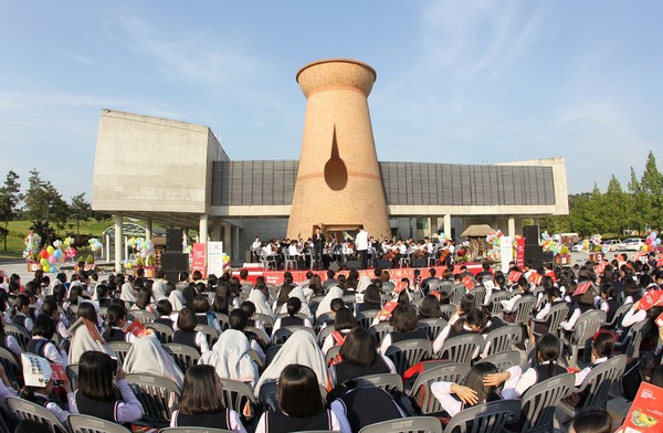 ▲ 함안군은 함안말이산고분군의 유네스코 세계문화유산 등재를 바라는 ‘KYDO 함안청소년오케스트라 함안말이산고분군 유네스코 세계유산 등재 기원 음악회’가 지난 20일 오후 5시, 함안박물관 광장에서 개최됐다.ⓒ함안군청 제공