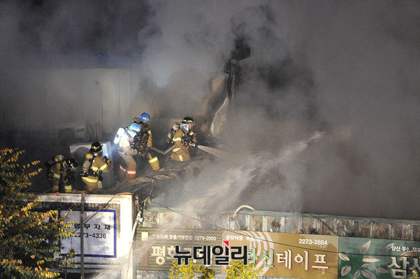 ▲ 2014년 10월 서울 중구 청계천로 동대문 종합시장 인근 상점 밀집지역에서 발생한 대형 화재. ⓒ뉴데일리 DB