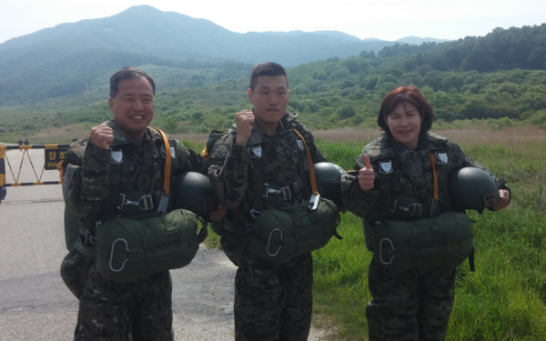 ▲ 육군은 23일 특전사 경비소대 소속 유준혁 이병이 아버지 유해일 준장과 어머니 홍영미 중령과 함께 경기도 광주의 특수전교육단에서 동반 낙하산 강하훈련을 실시한다고 밝혔다. ⓒ 육군