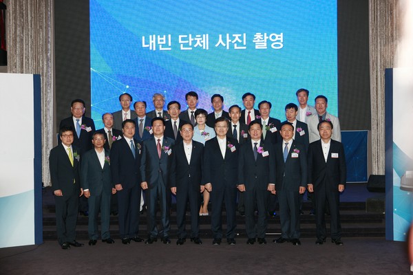 ▲ 충남창조경제혁신센터가 23일 출범 1주년 기념행사를 갖고 내빈 단체 사진촬영을 했다.ⓒ충남도