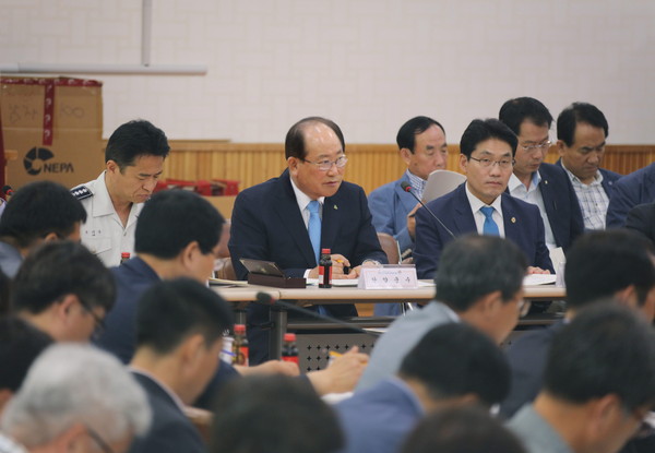 ▲ 류한우 단양군수(가운데)가 단양군청 대회의실에서 충북도민체전 최종보고회를 주관하고 있다.ⓒ단양군