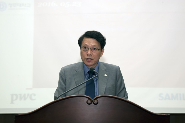 ▲ 청주대학교 김병기 총장이 23일 본관 세미나실에서 차세대정보시스템 구축을 위한 정보화 컨설팅 착수보고회에서 인사말을 하고 있다.ⓒ청주대