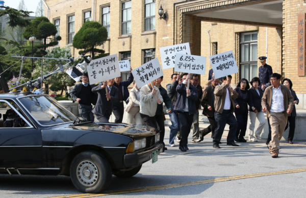 ▲ 옛 충남도청을 배경으로 촬영한 영화 '변호인'의 한장면. ⓒ대전영상위원회