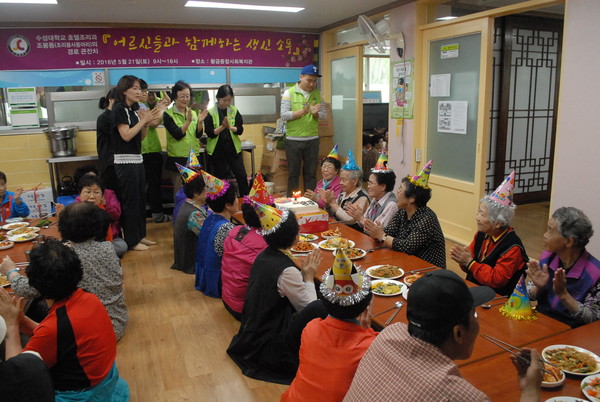 ▲ 수성대 호텔조리과 전공 동아리 조봉동 소속 교수 및 학생이 지난 21일 독거 어르신을 위한 경로잔치를 열었다.ⓒ수성대 제공