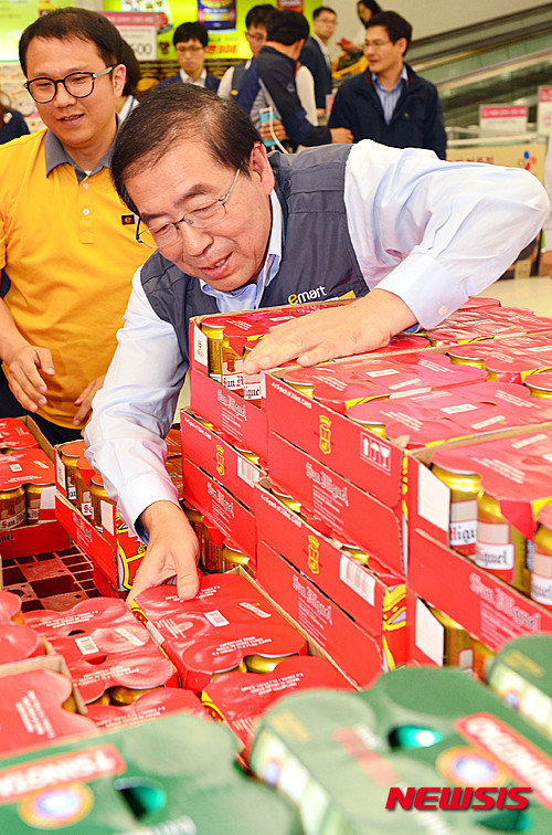 ▲ 지난해 일자리 대장정 일환으로 서울 성동구 이마트 성수점을 방문한 박원순 서울시장 ⓒ뉴시스
