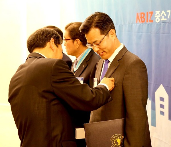 ▲ 23일 산업포장을 수상하고 있는 김억수 본부장ⓒ한국생기원 울산본부 제공