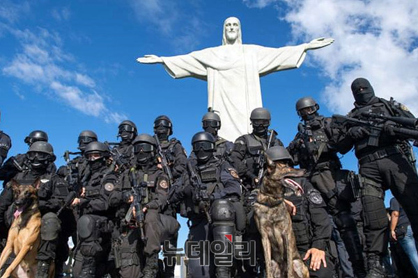 ▲ 리우데자네이루, 예수상이 있는 꼬르코바두 언덕에서 훈련 중인 경찰 ⓒ뉴데일리 오세진
