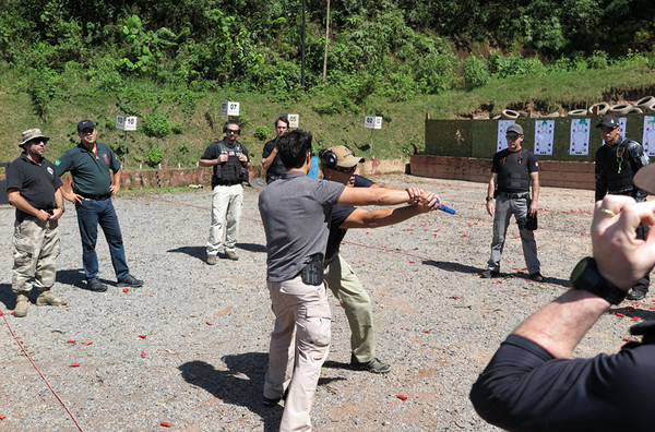 ▲ 총기 제압술을 교육받는 브라질 경찰들 ⓒ뉴데일리 오세진