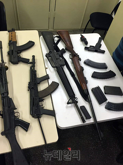 ▲ 경찰에게 압수된 범죄조직 총기들 ⓒ뉴데일리 오세진