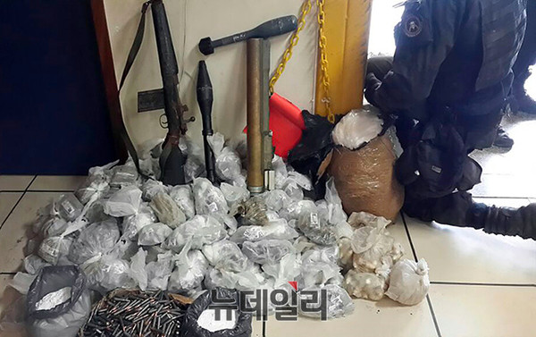 ▲ 범죄조직이 범죄현장에 사용하다 압수 당한 각종 무기와 탄약 ⓒ뉴데일리 오세진