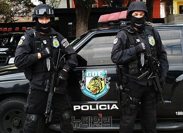 ▲ 총기와 방탄복으로 중무장하고 경계업무중인 경찰 ⓒ뉴데일리 오세진