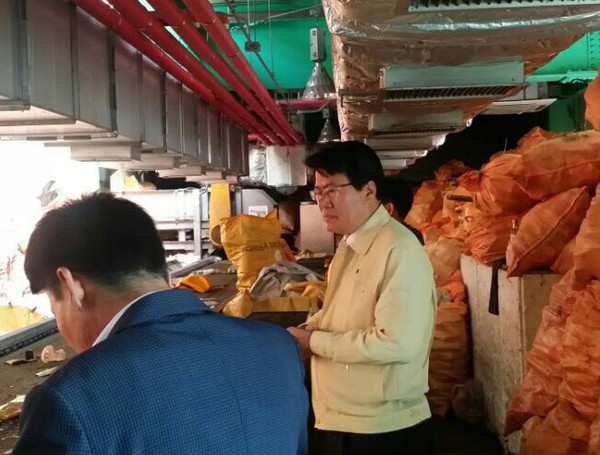 ▲ 이근규 시장(오른쪽)이 시 자원관리센터를 찾아 쓰레기 처리시설을 바라보고 있다.ⓒ제천시