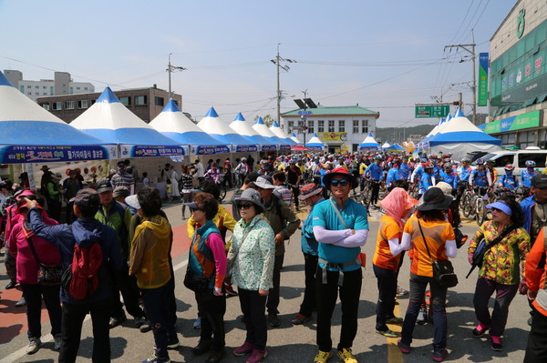▲ 영덕군이 주최한 물가자미 축제가 관람객 6만여명이 참석한 가운데 성황리에 마무리됐다. 사진은 물가자미음식홍보관에 줄을 선 관광객들.ⓒ영덕군 제공