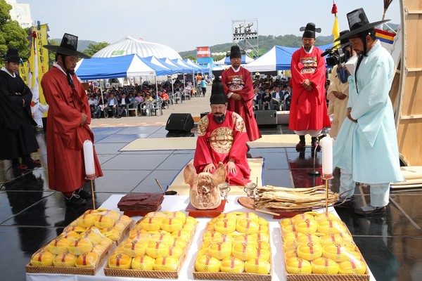 ▲ 지난 19일부터 4일간의 일정으로 열린 제5회 성주생명문화축제가 35만명의 관람객이 찾으면서 관람객 호응속에 마무리됐다. 사진은 성주참외 진상의식 모습.ⓒ성주군 제공