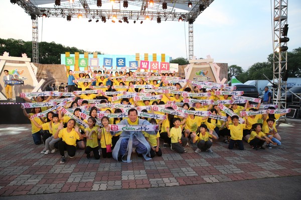 ▲ 제5회 성주생명문화축제 행사기간 중에는 클린성주 플래시몹 행사가 동시에 열렸다. 사진은 김항곤 군수 등이 퍼포먼스를 펼치는 모습.ⓒ성주군 제공