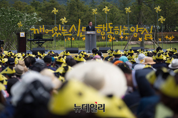 ▲ 노무현 전 대통령을 상징하는 깨어있는 시민을 왼쪽에, 김대중 전 대통령을 상징하는 행동하는 양심을 그 뒤에 이어 오른쪽에 써놓은 무대에 김원기 전 국회의장이 등단해 추도사를 통해 김대중과 노무현은 하나로 이해해야 한다고 부르짖고 있다. ⓒ김해(경남)=사진공동취재단