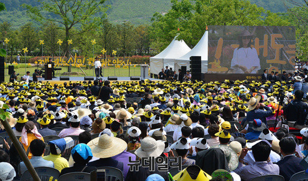 ▲ 노무현 전 대통령을 상징하는 깨어있는 시민을 왼쪽에, 김대중 전 대통령을 상징하는 행동하는 양심을 그 뒤에 이어 오른쪽에 써놓은 무대에서 23일 노무현 전 대통령의 7주기 추도식이 엄수되고 있다 . ⓒ김해(경남)=사진공동취재단