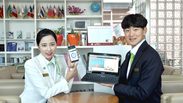 ▲ 대구대 학생들이 모바일 기기로 오피스365를 선보이고 있다. ⓒ대구대 제공