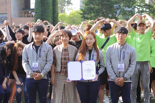 ▲ 대경대 장학금 지급이 3,960명에 달한 것으로 나타났다. 사진은 장학금을 지급한 후 대경대 이채영 총장(앞줄 왼쪽 두번째)와 전현정(앞줄 왼쪽 세번째)학생.ⓒ대경대 제공