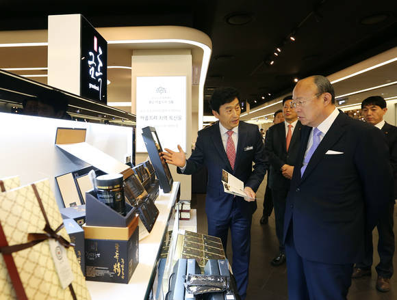 ▲ 김승연 한화그룹 회장(오른쪽)이 지난 4월 갤러리아 센터시티점에 위치한 ‘아름드리 매장’을 방문해, 고태훈 ‘금산 흑삼’ 대표로부터 제품 설명을 듣고 있다.ⓒ한화그룹