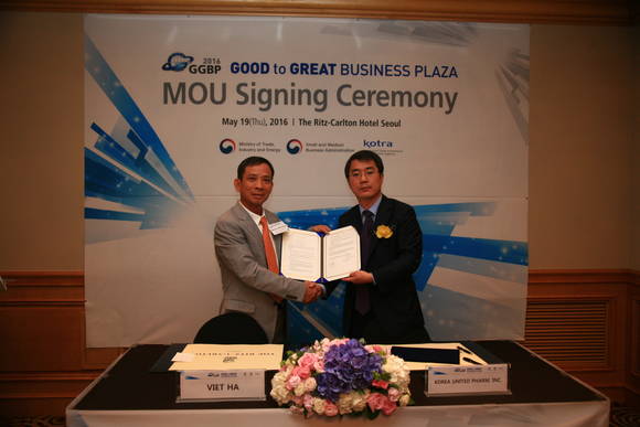 ▲ 응우엔 민 선 비에트 하 파마 사장(왼쪽)와 권오병 한국유나이티드제약 미래기획본부 상무이사가 기념촬영을 하고 있다. ⓒ한국유나이티드제약 제공