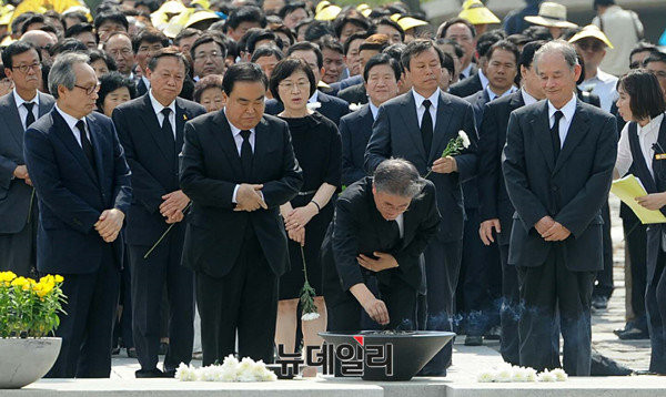 ▲ 더불어민주당 문재인 전 대표가 23일 경남 김해 봉하마을에서 열린 노무현 전 대통령 7주기 추도식에 참석해 분향하고 있다. ⓒ뉴데일리 정상윤 기자