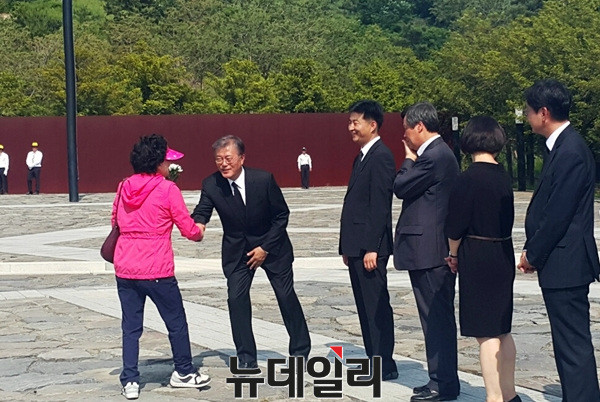 ▲ 분향을 마친 문재인 전 대표가 시민참배객과 악수를 나누며 인사를 하고 있다. 권양숙 여사와 이해찬 전 총리가 사저회동에 가면서 문재인 전 대표는 노건호 씨보다도 앞에 자리했다. ⓒ뉴데일리 김민우 기자