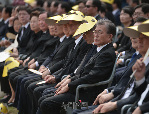 ▲ 문재인 전 대표가 23일 추도식에서 상주를 자처하는 등 적극적인 모습을 보인 것을 두고 일각에서는 달라진 내년 대선 환경을 의식해 지지세력을 규합하려는 의도가 아닌가는 관측이 제기된다. ⓒ뉴데일리 정상윤 기자