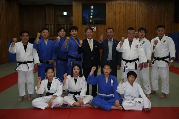 ▲ 박세복 영동군수가 24일 도민체육대회에 참가하는 유도선수들을 격려했다.ⓒ영동군