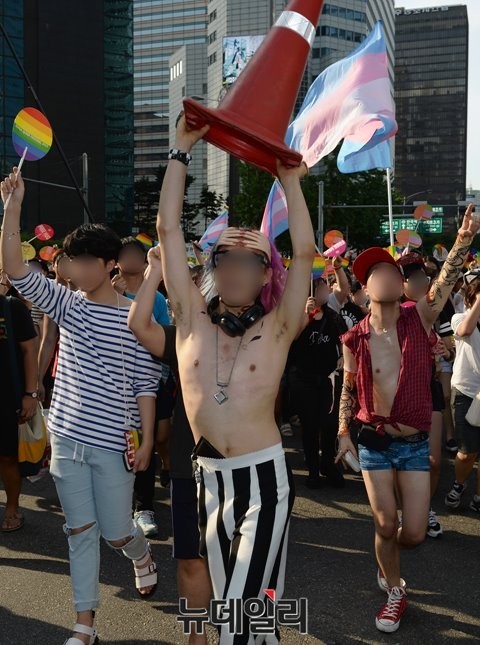 지난해 6월 28일 서울시청 광장을 비롯한 도심에서 열린 '퀴어 퍼레이드'의 모습. 참사자들이 노출이 심한 옷차림의 참가자들이 행진을 하고 있다. ⓒ 뉴데일리 정재훈 기자