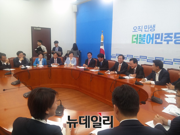 ▲ 더불어민주당 우상호 원내대표가 24일 원내대책회의에서 "(북한의 핵 개발 저지) 문제 때문에 한반도 평화를 위협받아야 하는지 의심이 든다"고 말해 논란이 예상된다. ⓒ뉴데일리 임재섭 기자