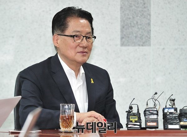 ▲ 국민의당 박지원 원내대표가 24일 SBS라디오에 출연해 친노(친노무현), 특히 친노 강경 세력들까지 품어야하는지에 대해서는 "글쎄"라며 다소 모호한 태도를 나타냈다. ⓒ뉴데일리 이종현 기자