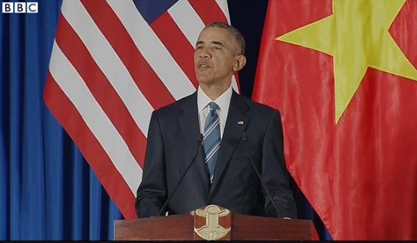 지난 23일(현지시간) 쩐 다이 꽝 베트남 국가주석과 정상회담을 가진 뒤 기자회견을 통해 베트남 무기금수조치 해제를 발표하는 버락 오바마 美대통령. ⓒ英BBC 관련보도 화면캡쳐