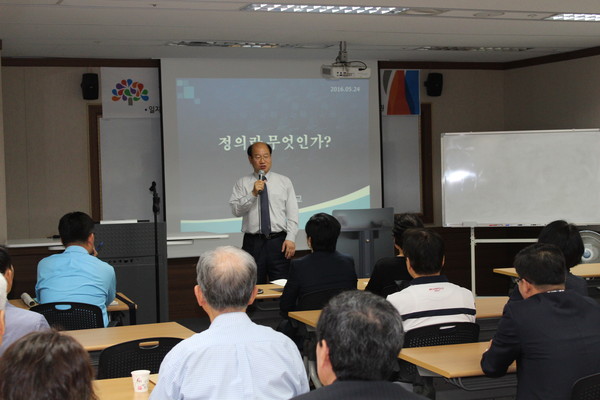 ▲ 충남도립대 구본충 총장이 24일 주민과 공무원 등을 대상으로 ‘인문학’ 특강을 가졌다.ⓒ충남도립대