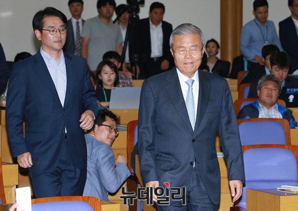 ▲ 24일, '일자리 콘서트' 행사장에 뒤늦게 도착한 더불어민주당 김종인 대표가 연단에 오르면서, 불쾌한 듯 입술을 꽉 깨물고 있는 모습이다.  ⓒ뉴데일리 이종현 기자