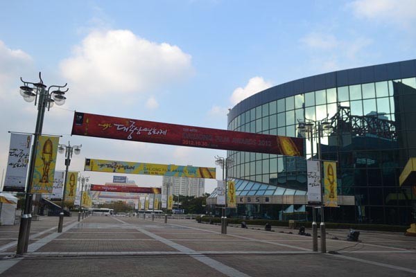 ▲ KBS홀 입구의 모습. 美뉴욕에 본부를 둔 '션윈 예술단'은 2015년 12월 대관계약을 하고 대금을 치렀으나 불과 한 달 뒤에 일방적으로 대관취소 통보를 받았다. ⓒKBS 장애인서비스 홈페이지 캡쳐