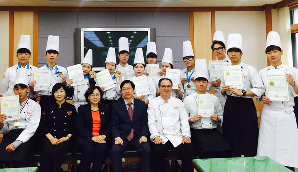 ▲ 대원대 호텔조리계열 학생들이 수상 후 총장실에서 기념촬영을 가졌다.ⓒ대원대학교