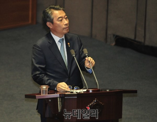 ▲ 새누리당 정종섭 당선인이 24일 '상시 청문회법'으로 불리는 국회법 개정안에 대해 "심각한 위헌성이 있음에도 정치권이 이를 제대로 인식하지 못하고 단순히 정쟁으로 치부하는 상황"이라며 반대에 나섰다. ⓒ뉴데일리 이종현 기자