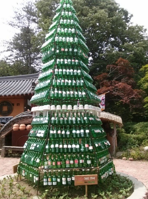 ▲ '이슬공원'에 세운 '참이슬' 소주병 탑.(남이섬 전시물 촬영)