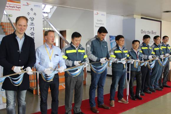 ▲ 오비맥주 김도훈 대표(왼쪽에서 네 번째)와 관계자들이 양조기술연구소 증축식에 참석해 테이프를 커팅하고 있다.ⓒ오비맥주