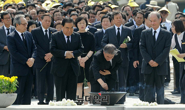 ▲ 더불어민주당 문재인 전 대표가 23일 경남 김해 봉하마을에서 열린 노무현 전 대통령 7주기 추도식에 참석해 분향하고 있다. ⓒ뉴데일리 정상윤 기자