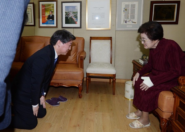 ▲ 안철수가 동교동 고 김대중 전 대통령의 사저를 찾아 이희호 여사에게 큰절을 하고 있다. ⓒ 뉴시스