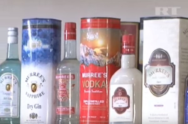 ▲ 러시아에서 판매하는 보드카 등 각종 주류(기사와 직접적인 연관은 없음) ⓒRT 보도 캡쳐.