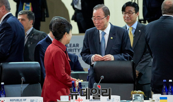 ▲ 유엔에 간 박근혜 대통령과 이야기를 나누는 반기문 유엔 사무총장. 북한이 안보리 대북제재와 관련해 이번에는 반기문 유엔 사무총장을 걸고 넘어졌다. ⓒ뉴데일리 DB