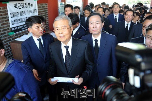 ▲ 더불어민주당 김종인 대표가 25일 남북관계에 대한 정부의 청사진 제시를 요구했다. 전날에는 우상호 원내대표(오른쪽)가 5.24 조치에 대한 검토를 촉구한 바 있다. ⓒ뉴데일리 이종현 기자