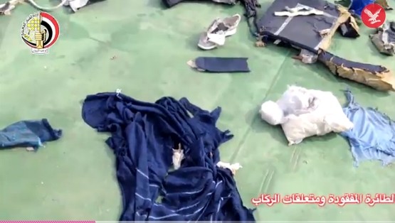 ▲ 이집트 군 당국이 수거한 이집트항공 MS804편 잔해들.ⓒ英인디펜던트 중계 영상 캡쳐.