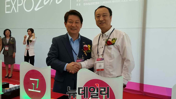 ▲ 리밍위 세계미용미발중국협회 주석(오른쪽)이 지난 20일 대구에서 열린 뷰티엑스포에서 권영진 대구시장과 만나 기념촬영을 하고 있다.ⓒ뉴데일리
