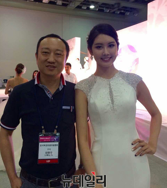 ▲ 리밍위 세계미용미발중국협회 주석이 지난 22일 대구미스코리아 진에 입상한 김민정 씨와 만나 함께 기념촬영을 하고 있다.ⓒ뉴데일리
